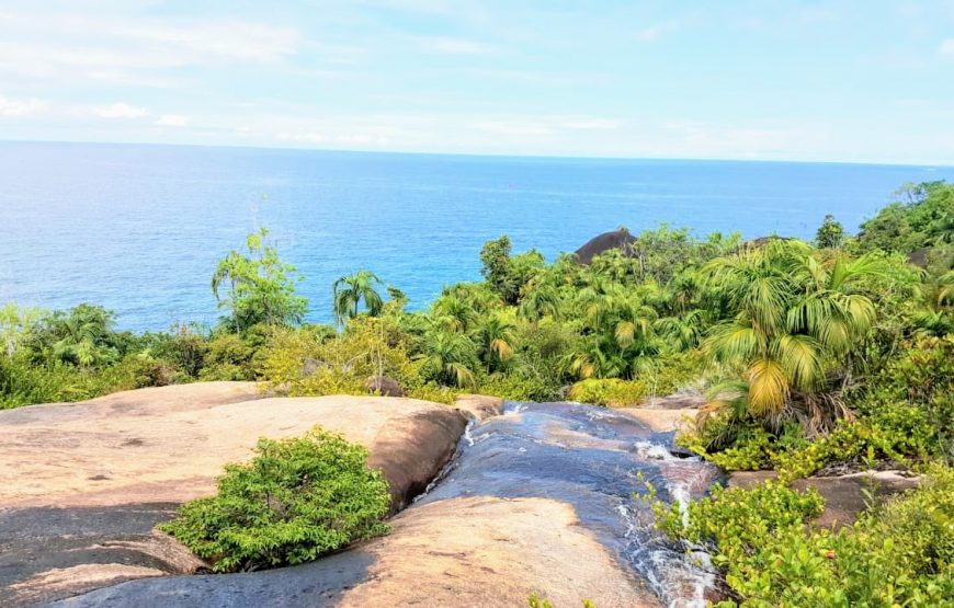 Anse Majore Trail