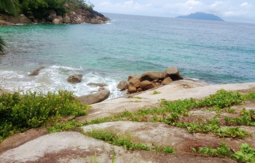 Anse Majore Trail