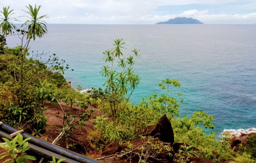 Anse Majore Trail